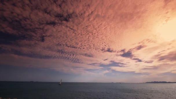 Timelapse zeilboot op zee, zonsondergang wolken. — Stockvideo