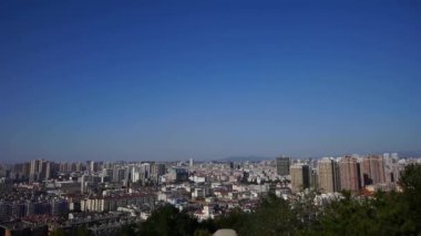 Şehir panoramisini gözden kaçıran.