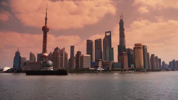 Şangay zaman aşımı, Lujiazui Finansal Merkezi, Huangpu Nehri nakliyesi.. — Stok video