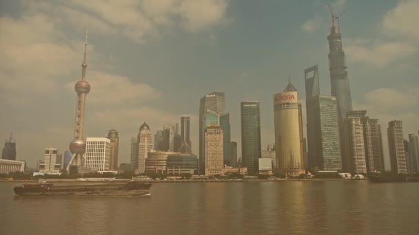 Zanieczyszczenie Szanghaju, poważne zamglenie, Lujiazui Financial Center. — Wideo stockowe