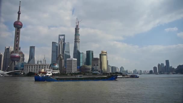 Шанхай Lujiahi бизнес-экономический центр, городское строительство и оживленное судоходство. — стоковое видео