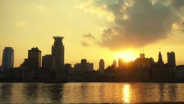 Timelapse, Shanghai bund coucher de soleil de la zone pudong, bateau voile rivière huangpu. — Video