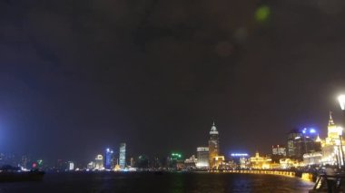 Gece Shanghai Bund, huangpu nehri kıyısı.