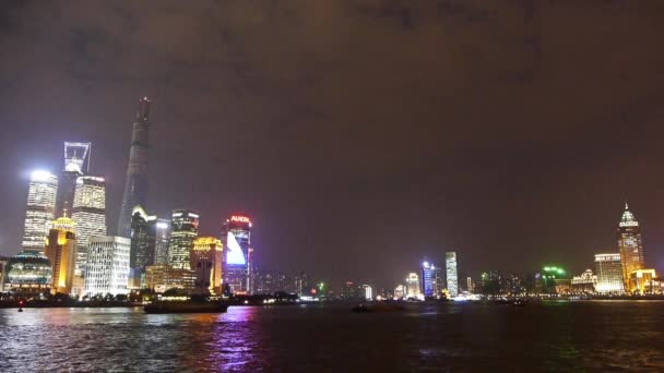 Shanghai bund på natten, Lujiazui ekonomiska centrum, upptagen Huangpu River sjöfart. — Stockvideo