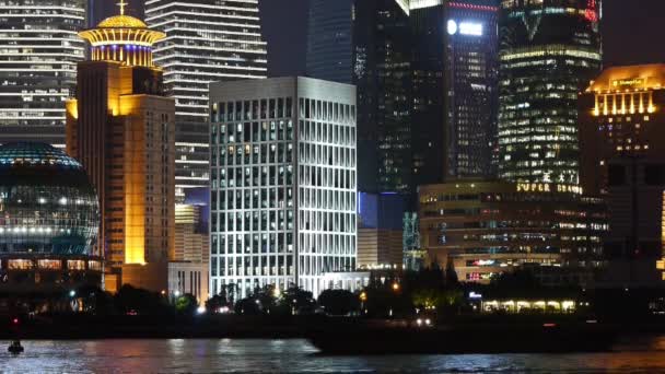 Shanghai bund bei Nacht, Wirtschaftszentrum Lujiazui, geschäftige Schifffahrt auf dem Huangpu River. — Stockvideo