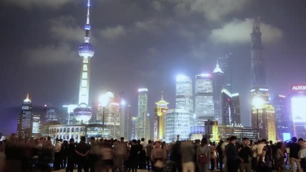 Shanghai Oriental Pearl à noite, turista ocupado, multidão, Lujiazui centro de negócios. — Vídeo de Stock