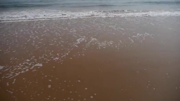 Timelapse marea, olas del océano en la playa dorada. — Vídeos de Stock