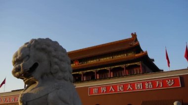 Yasak şehrin önündeki antik bronz aslan alacakaranlıkta, Çin Siyaset Merkezi.