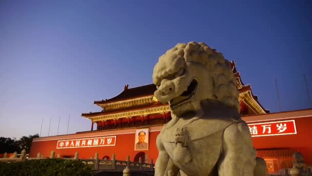 Antiguo león de bronce frente a Ciudad Prohibida al atardecer, China Centro político. — Vídeos de Stock