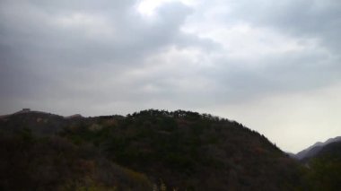 Dağların panomisi, gökyüzünde Altokümülüs bulutu.