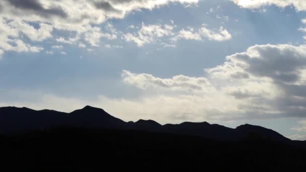 Panorama av siluett berg på hösten, Altocumulus moln i blå himmel. — Stockvideo