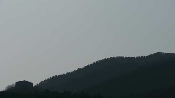 山のピークの丘の尾根上の万里の長城&戦い霧の中で影シルエット. — ストック動画