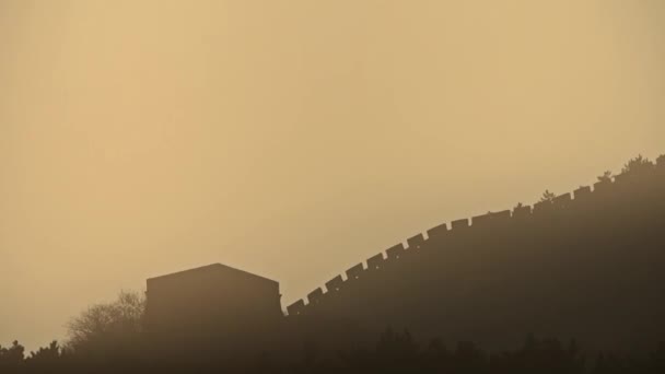 Great Wall on mountain peak hill ridge & Battlements shadow silhouette in mist. — Stock Video