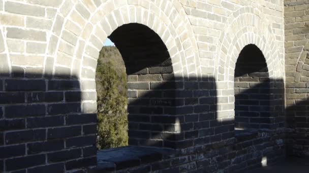 Uitzicht Grote muur van kantelen uitkijkposten, China oude defensie engineering. — Stockvideo