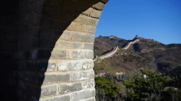Blick Große Mauer von Zinnen Aussichtspunkte, China alten Verteidigungstechnik. — Stockvideo