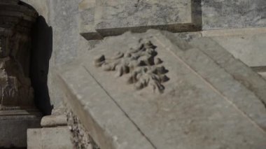 Çin Beijing Yuanmingyuan, tarih enkazı, kraliyet bahçe sütunları.