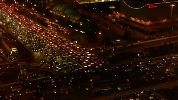Νυχτερινή ρύπανση της κυκλοφορίας στην πόλη, αυτοκίνητα ομάδα μαρμελάδα αργή κίνηση σε πολυσύχναστη γέφυρα — Αρχείο Βίντεο