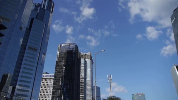 北京の超高層ビル&労働者、 CBDの高層オフィスビル、交通信号. — ストック動画