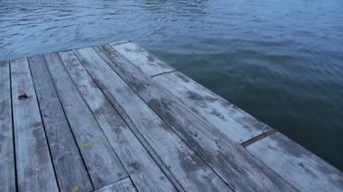 Göl ve ahşap rıhtımlarında su dalgaları.