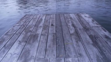 Göl ve ahşap rıhtımlarında su dalgaları.