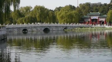 Çin Pekin antik mimarisi Beihai Park beyaz köprüsü suya yansıdı.