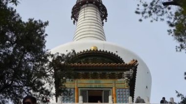 Turist Pekin 'deki beyaz kuleye çıkan taş merdivenlere tırmanıyor..