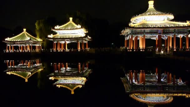 Китайські павільйони стародавньої архітектури Китаю відображають у воді басейну басейну. — стокове відео