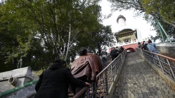 Tourist klettert Steintreppe zum weißen Turm in Peking China. — Stockvideo