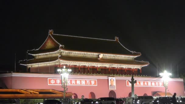 Nacht auf dem Platz des Himmlischen Friedens in Peking, lebhafter Straßenverkehr. Politisches Zentrum Chinas. — Stockvideo