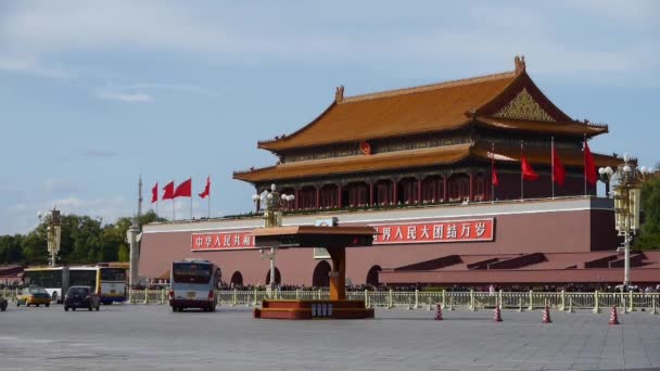 Beijing Tiananmen Square soleada escena de nubes, bulliciosa calle Chang 'an, tráfico. — Vídeo de stock