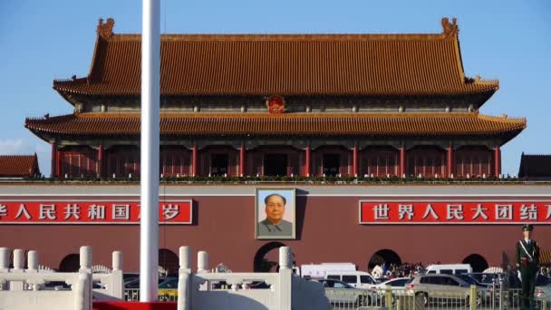 Retrato de MaoZeDong, soldado de guardia y eslogan en la Plaza de Tiananmen de Beijing, tráfico — Vídeo de stock