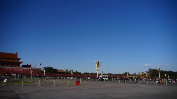 Beijing Plaza de Tiananmen soleado, bulliciosa calle amplia plaza, el tráfico. — Vídeos de Stock
