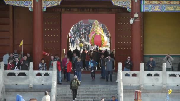 Turister besökare vid röd dörr, kinesiska röda lanterna.Kinas antika arkitektur — Stockvideo