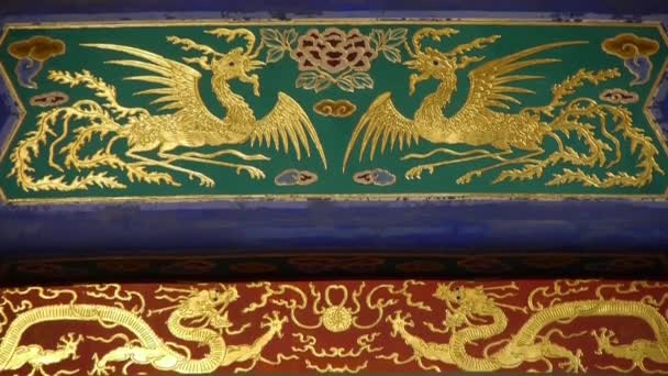 Magnifique poutres sculptées peintes poutres. Chine Beijing ancienne architecture. — Video