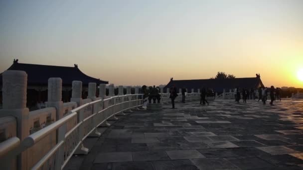 Pekin 'deki Cennet Tapınağı. Çin' in günbatımında parlayan antik kraliyet mimarisi. — Stok video