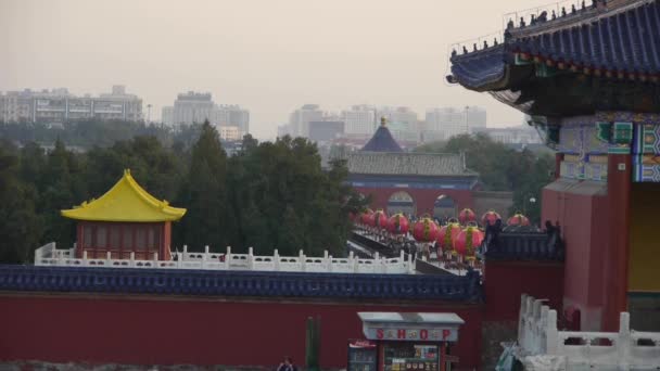 L'architecture ancienne de la Chine.Touristes visiteurs à la porte rouge, lanternes rouges chinoises — Video