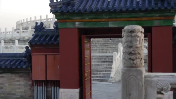 Günbatımında beyaz taş korkuluk. Kırmızı kapı, Çin antik mimari tapınağı.. — Stok video