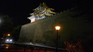 Gece Pekin Yasak Şehir Kulesi Panoramisi. Muhteşem bir saray. Araba sürüyor.