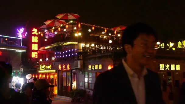 Pessoas pedestres multidão Caminhe na China Pequim bar market.Neon loja Timelapse. — Vídeo de Stock