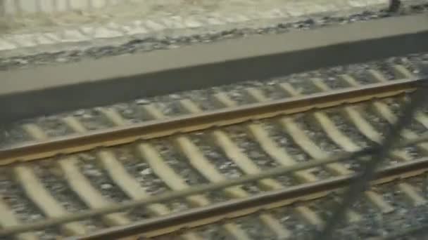 Prędkość podróży pociągiem, krajobraz na zewnątrz okna.pociąg-dworzec kolejowy. — Wideo stockowe