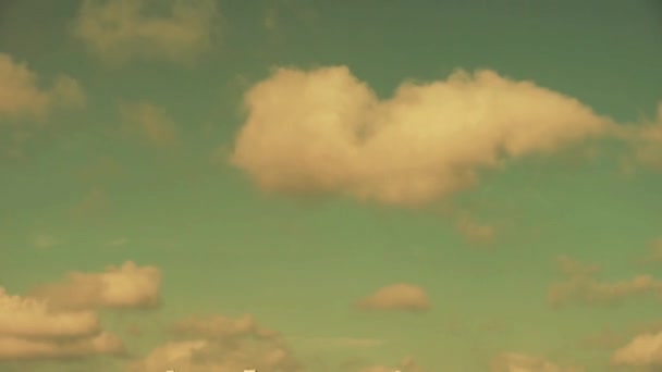 Panoramique des nuages altocumulus couchant dans le ciel. — Video