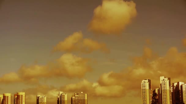 Mouvement des nuages altocumulus dans le ciel, construction de gratte-ciel à la ville urbaine. — Video