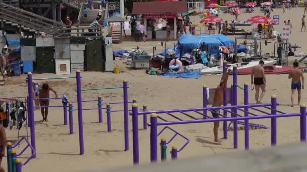 Personas jugando ejercicios barra horizontal en beach.timelapse. — Vídeos de Stock