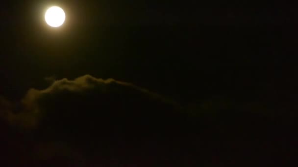 Luna llena en el cielo nublado, vuelo nocturno sobre las nubes, misteriosa escena de hadas. — Vídeo de stock