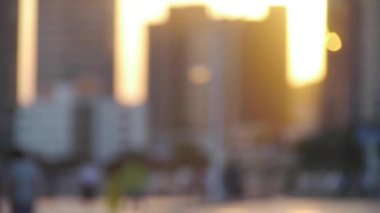 Şehir hayatı, sokakta yürüyen insanlar, günbatımında yüksek binalara güvenen insanlar.