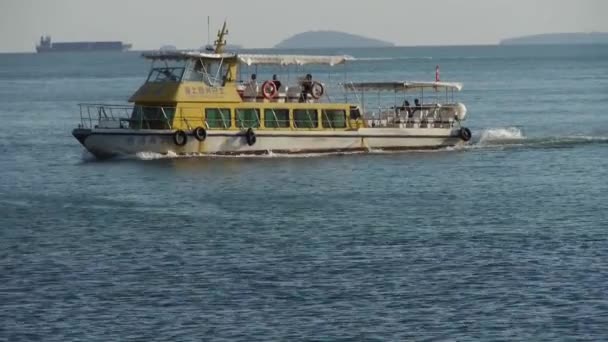 Statek pasażerski, jachty i łodzie motorowe pływające na morzu, opierając się na Sailboat.water sur — Wideo stockowe