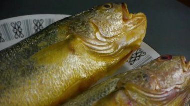 Lezzetli Croaker balığı tabakta. Balıkçılık..