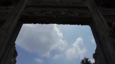 Çin taş kemer yapısı & antik şehir kapısı. Bulutların hareketi, taş aslanlar...