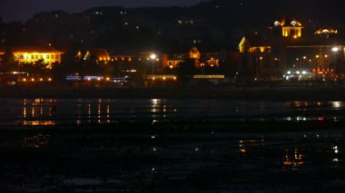 Turistler kumsalda oynar. Neon House Inlet 'te yansıtır. Araba Shor' da seyahat eder.