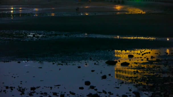 Tourist play at sand beach.Neon casa reflexão em inlet.tide, maré. — Vídeo de Stock